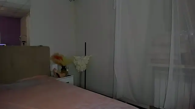 Laura Leee online show from 12.04.25