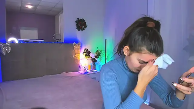 Laura Leee online show from 12.21.25