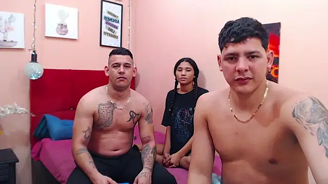 Snapshot of destroys_girls chatting on 02.04.25 destroys girls online show from 02.04.25