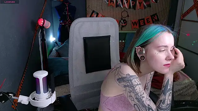 Snapshot of Cumpotik_Eve chatting on 12.18.25 Cumpotik Eve online show from 12.18.25