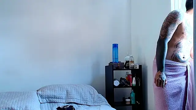 anika lowen02 online show from 12.13.24