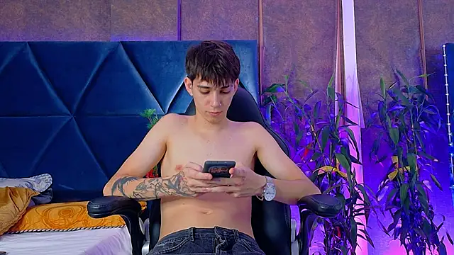 Lion Foster01 online show from 12.17.25