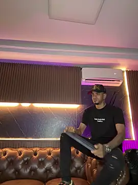 Snapshot of AaronCruz_ chatting on 03.06.26 AaronCruz online show from 03.06.26