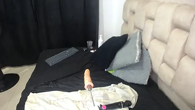 Snapshot of Roxy-Smith chatting on 01.30.25 Roxy-Smith online show from 01.30.25