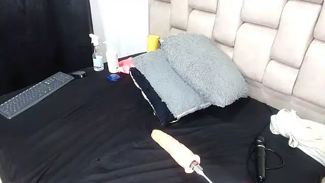 Snapshot of Roxy-Smith chatting on 01.31.25 Roxy-Smith online show from 01.31.25