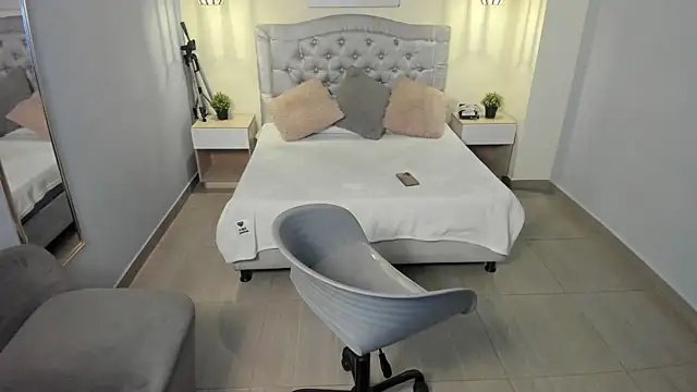 Snapshot of escarleth__ chatting on 10.17.25 escarleth online show from 10.17.25