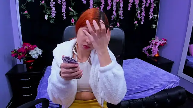 Snapshot of Paris_Petit chatting on 11.09.25 Paris Petit online show from 11.09.25