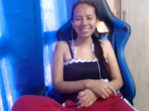 Snapshot of Erotic_latina chatting on 10.21.25 Erotic latina online show from 10.21.25