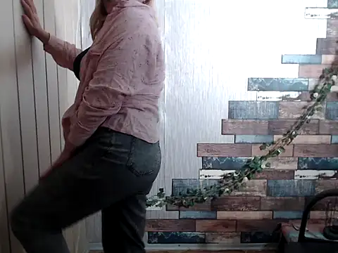 Snapshot of DaniellaKiss chatting on 10.01.25 DaniellaKiss online show from 10.01.25