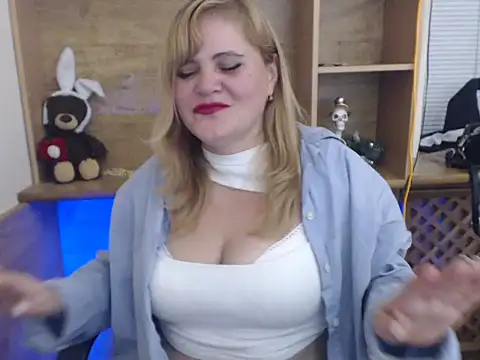 Snapshot of DaniellaKiss chatting on 10.10.25 DaniellaKiss online show from 10.10.25