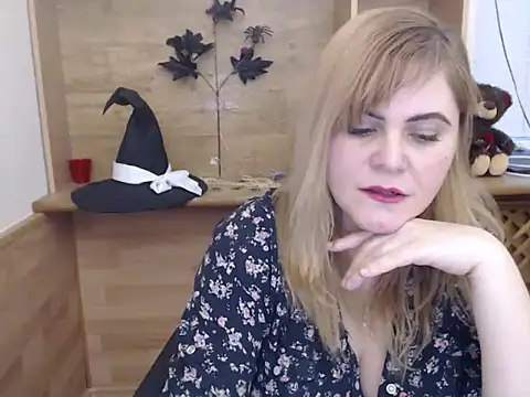 Snapshot of DaniellaKiss chatting on 12.16.25 DaniellaKiss online show from 12.16.25