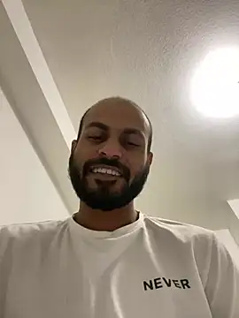 Snapshot of islandvybee55 chatting on 01.12.25 islandvybee55 online show from 01.12.25