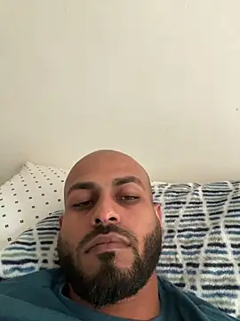 Snapshot of islandvybee55 chatting on 02.15.25 islandvybee55 online show from 02.15.25