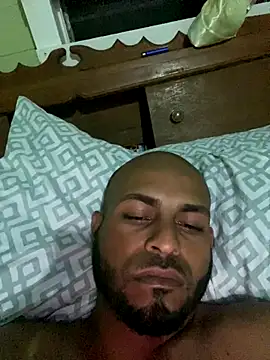 Snapshot of islandvybee55 chatting on 12.17.25 islandvybee55 online show from 12.17.25