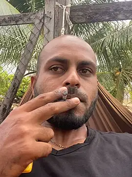 Snapshot of islandvybee55 chatting on 12.20.25 islandvybee55 online show from 12.20.25