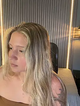 Snapshot of MiaPetit_ chatting on 10.04.25 MiaPetit  online show from 10.04.25