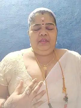 Snapshot of tamilthanushri chatting on 11.10.25 tamilthanushri online show from 11.10.25