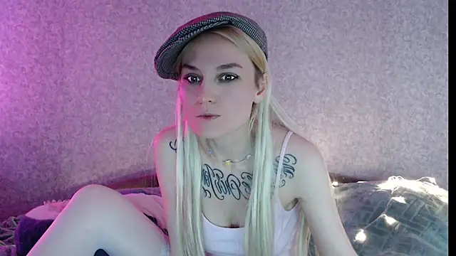 Snapshot of mischellemeow13 chatting on 12.05.24 mischellemeow13 online show from 12.05.24