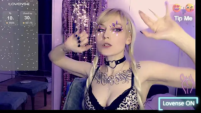 Snapshot of mischellemeow13 chatting on 12.22.24 mischellemeow13 online show from 12.22.24