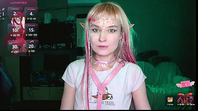 Snapshot of mischellemeow13 chatting on 12.15.25 mischellemeow13 online show from 12.15.25