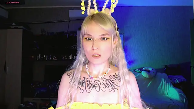 Snapshot of mischellemeow13 chatting on 03.16.26 mischellemeow13 online show from 03.16.26