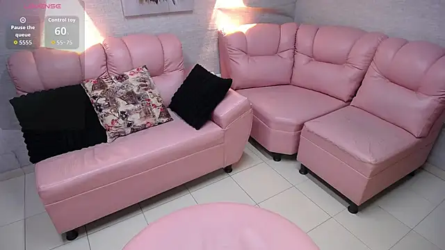 Snapshot of Alaya_cute chatting on 10.04.25 Alaya cute online show from 10.04.25