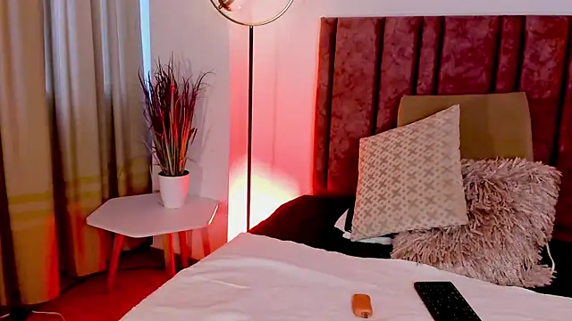 Snapshot of HollyHudsonn chatting on 12.16.24 HollyHudsonn online show from 12.16.24