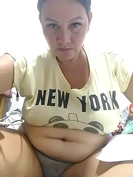 Snapshot of lupita_2023 chatting on 10.18.25 lupita 2023 online show from 10.18.25