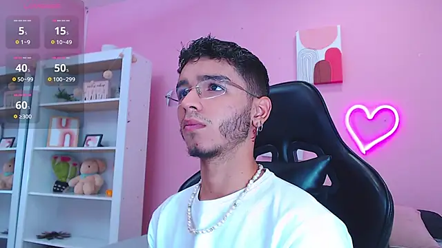 Ian Castillo  online show from 02.08.25