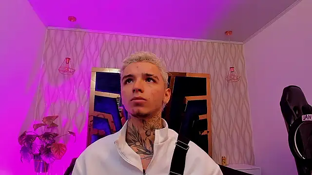 Snapshot of Ian_Castillo_ chatting on 02.05.26 Ian Castillo online show from 02.05.26