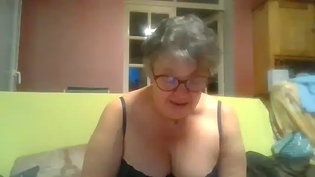 Snapshot of Vandeae44 chatting on 04.29.26 Vandeae44 online show from 04.29.26