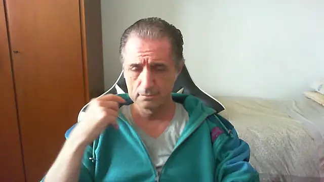 Snapshot of lliuk70mi chatting on 04.29.26 lliuk70mi online show from 04.29.26
