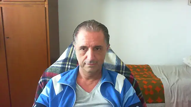 Snapshot of lliuk70mi chatting on 05.17.26 lliuk70mi online show from 05.17.26