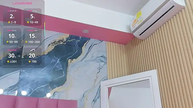 Snapshot of littleebonymommy chatting on 11.02.25 littleebonymommy online show from 11.02.25