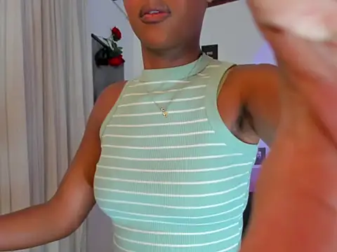 Snapshot of irisallen12 chatting on 10.02.25 irisallen12 online show from 10.02.25