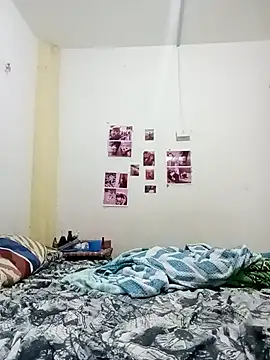 Snapshot of safira_hot chatting on 10.15.25 safira hot online show from 10.15.25