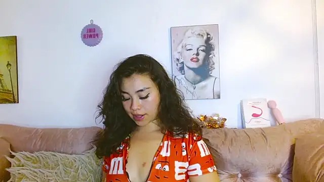 Snapshot of hinataleecs chatting on 01.05.25 hinataleecs online show from 01.05.25