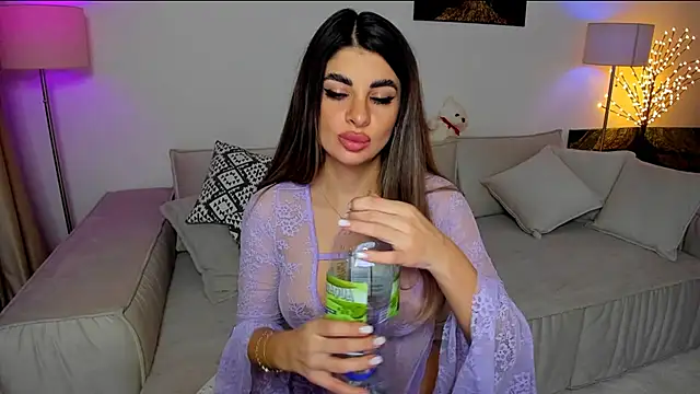 Snapshot of Queenofyouredreams chatting on 01.13.25 Queenofyouredreams online show from 01.13.25