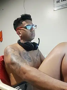 Snapshot of FitGeorge chatting on 11.16.25 FitGeorge online show from 11.16.25