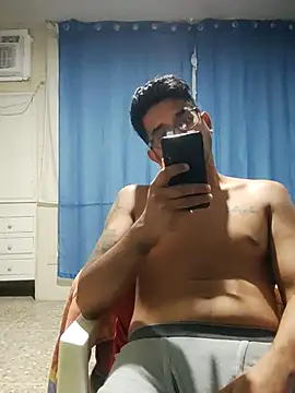 Snapshot of FitGeorge chatting on 12.04.25 FitGeorge online show from 12.04.25