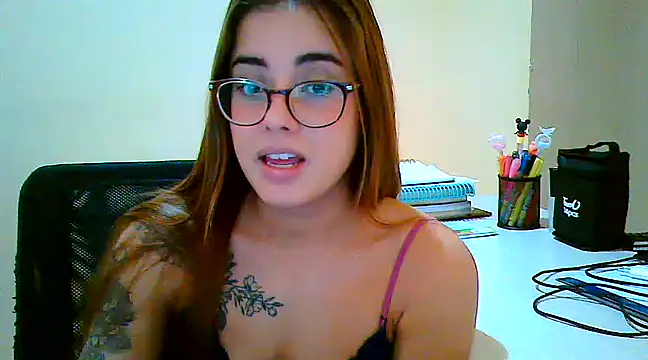 Snapshot of maliamiller chatting on 03.19.25 maliamiller online show from 03.19.25