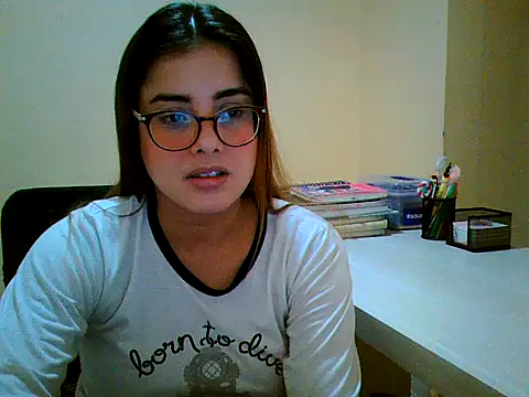 Snapshot of maliamiller chatting on 09.27.25 maliamiller online show from 09.27.25