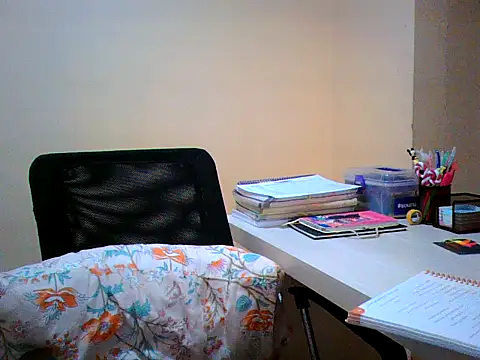 Snapshot of maliamiller chatting on 10.30.25 maliamiller online show from 10.30.25