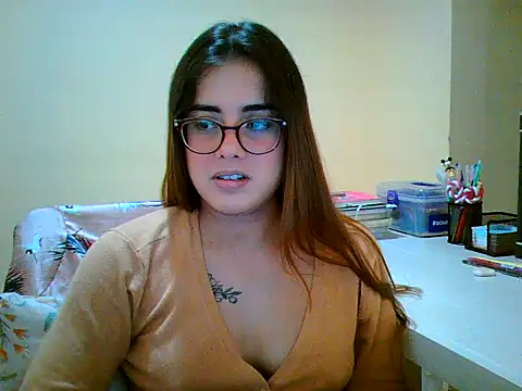 Snapshot of maliamiller chatting on 10.31.25 maliamiller online show from 10.31.25