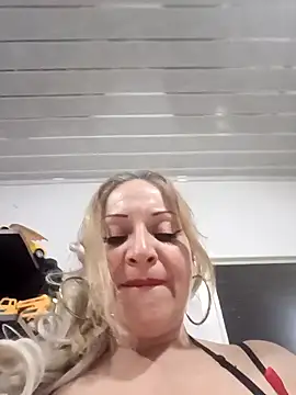 Snapshot of Fenix_528 chatting on 11.30.25 Fenix 528 online show from 11.30.25