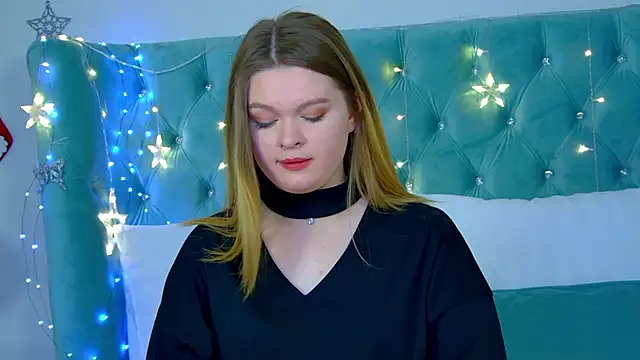 Snapshot of CrystalLyons chatting on 12.28.24 CrystalLyons online show from 12.28.24