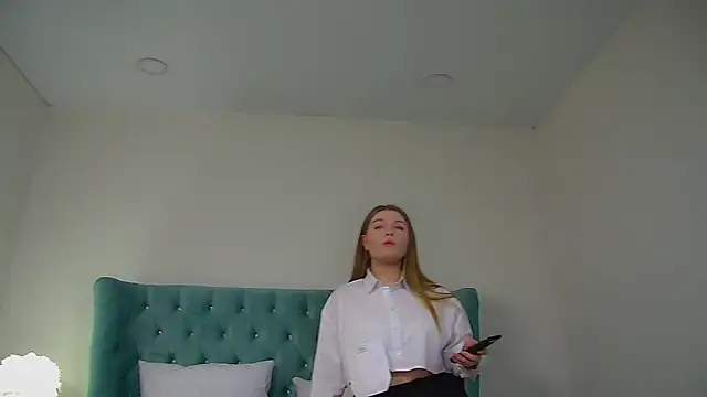 Snapshot of CrystalLyons chatting on 10.17.25 CrystalLyons online show from 10.17.25