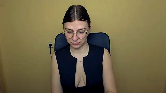 Luna Lush  online show from 11.21.25