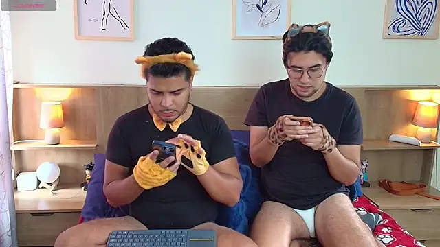 Snapshot of thiagowes chatting on 10.31.25 thiagowes online show from 10.31.25