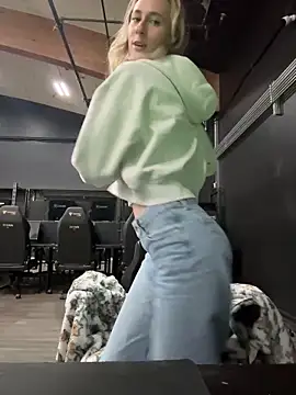 Snapshot of M1ssyk1ssy chatting on 11.22.25 M1ssyk1ssy online show from 11.22.25